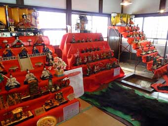 阿仁合駅前でのお雛様の展示