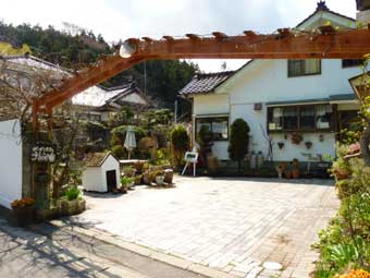 ガーデンカフェタイム裏門