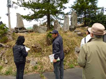 石碑・句碑を説明する佐藤金矢さん