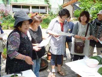 講師の佐々木ユキ子さんと参加者