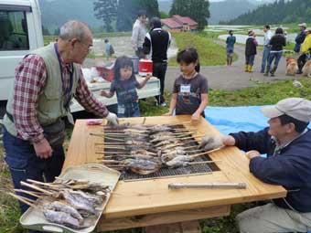 岩魚を焼いて