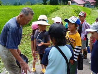 市川さんにお話を聞く子どもたち