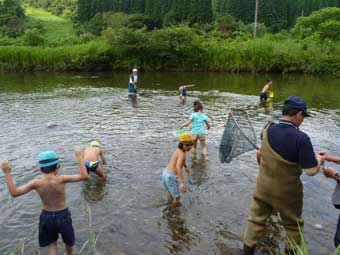 川遊びをする子どもたち