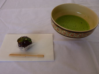 お抹茶とお菓子がふるまわれた